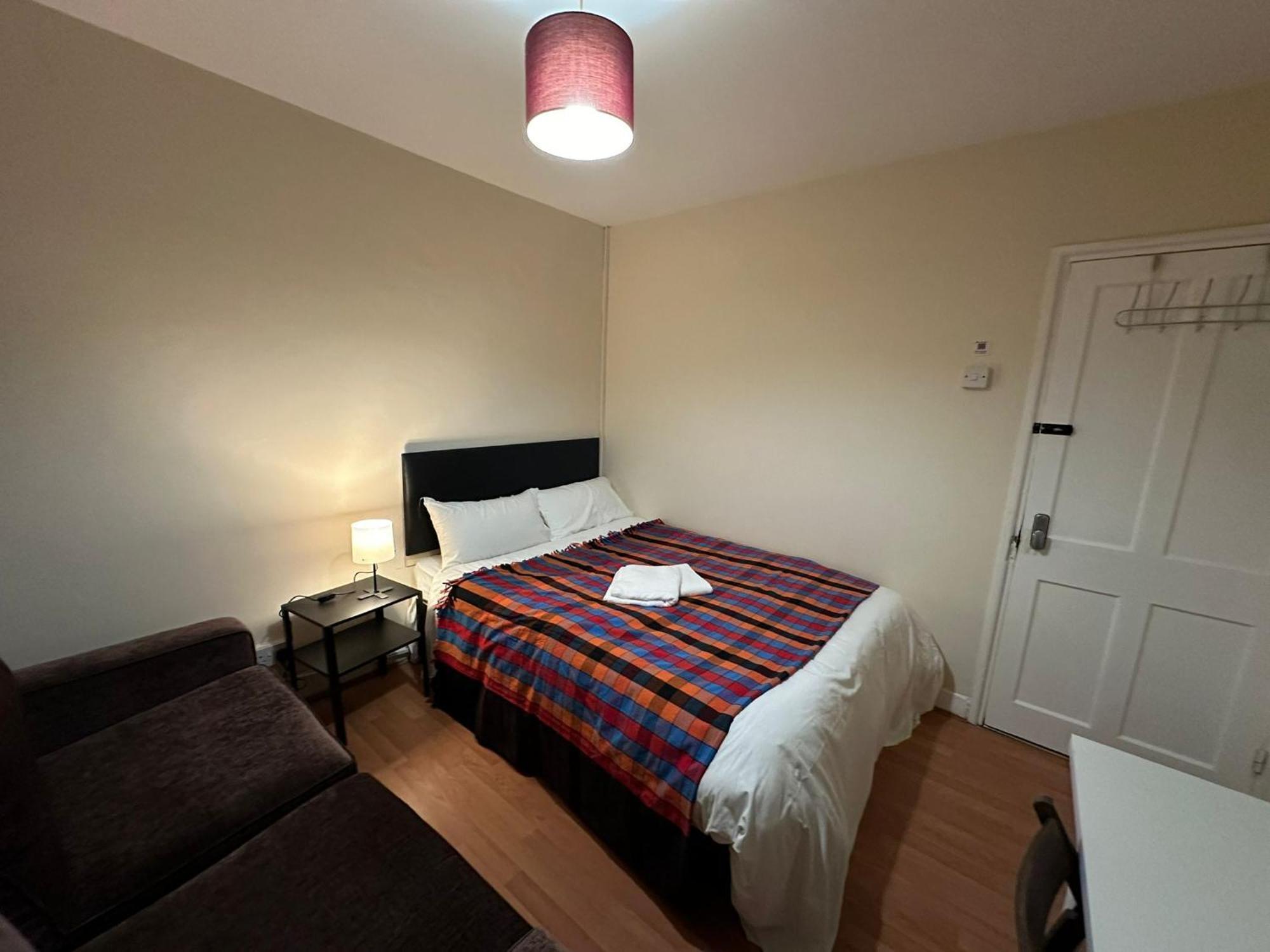 Beautiful Private Double In A Shared 3-bedroom Minutes Walk From Bethnal Londen